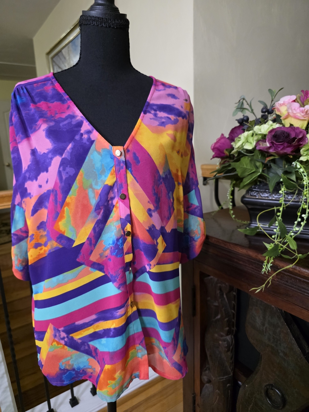 bebe Multicolor Abstract V-Neck Button Front Blouse